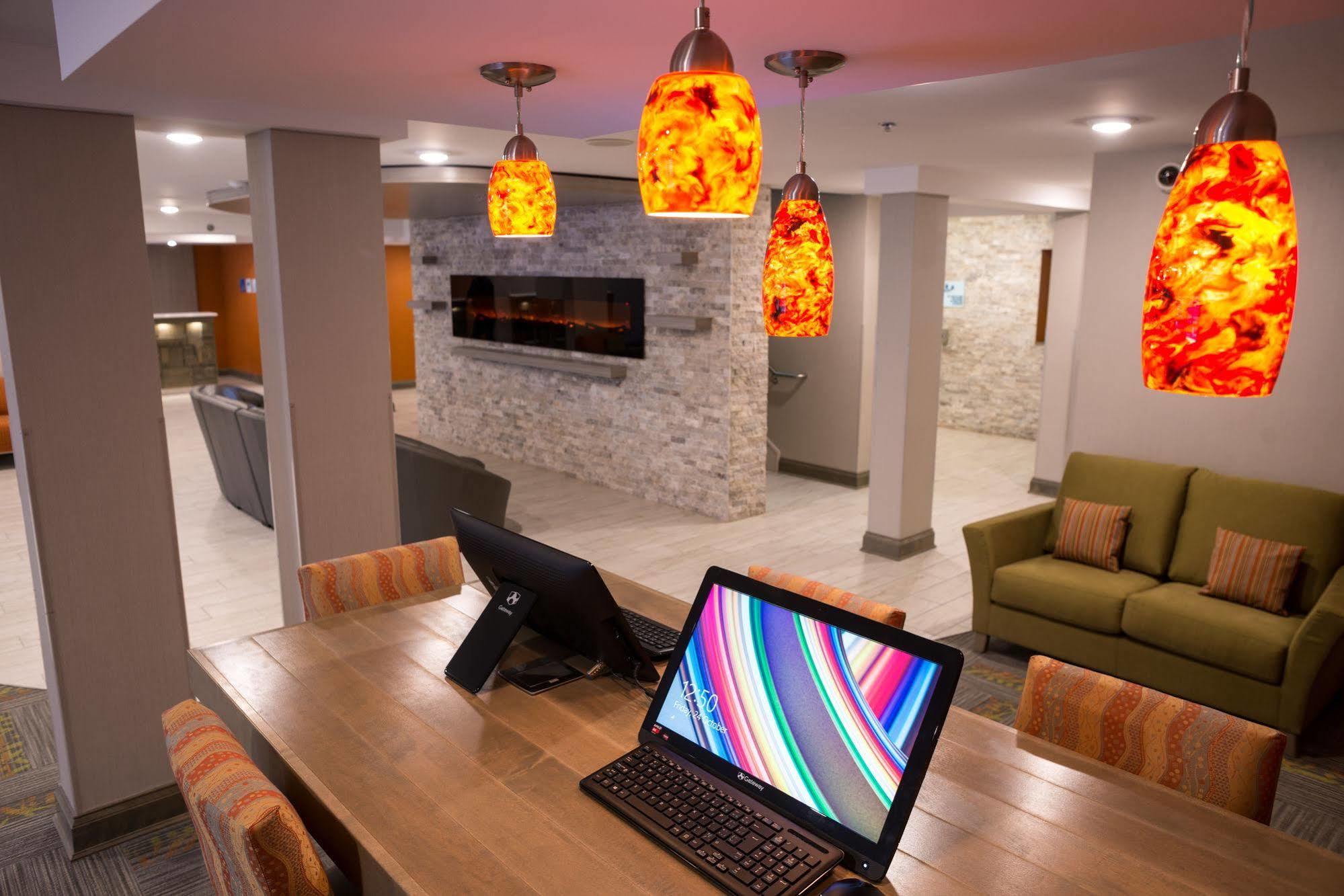 Holiday Inn Express Hotel & Suites Uptown Fredericton By Ihg Exterior foto